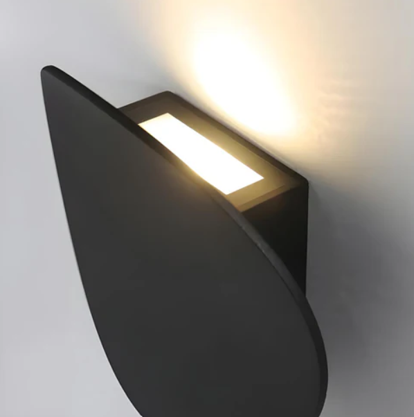Dusk Vägglampa – Modern LED Väggbelysning i Aluminium för Inomhusbruk