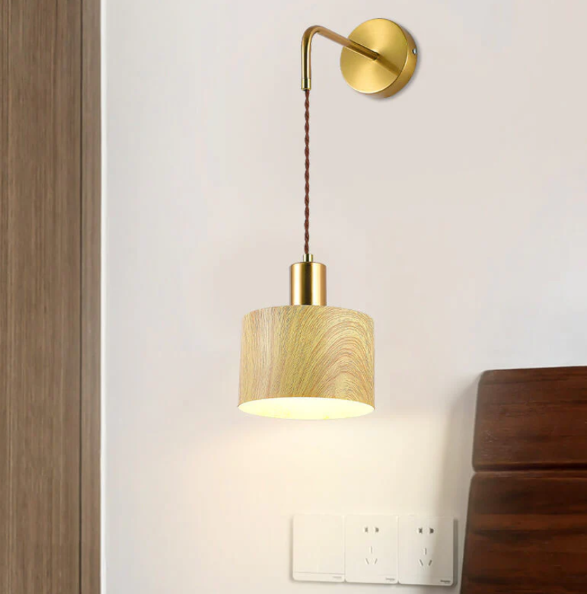 LjusHarmoni Vägglampa – Modern LED Vägglampa med Guldfot och Metallskärm