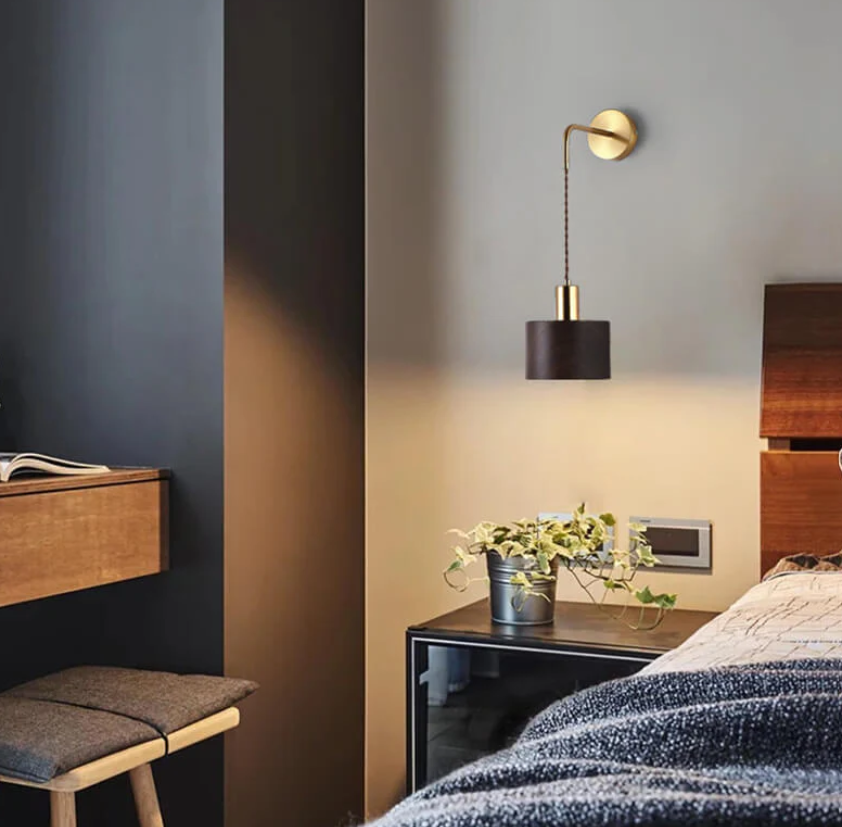 LjusHarmoni Vägglampa – Modern LED Vägglampa med Guldfot och Metallskärm