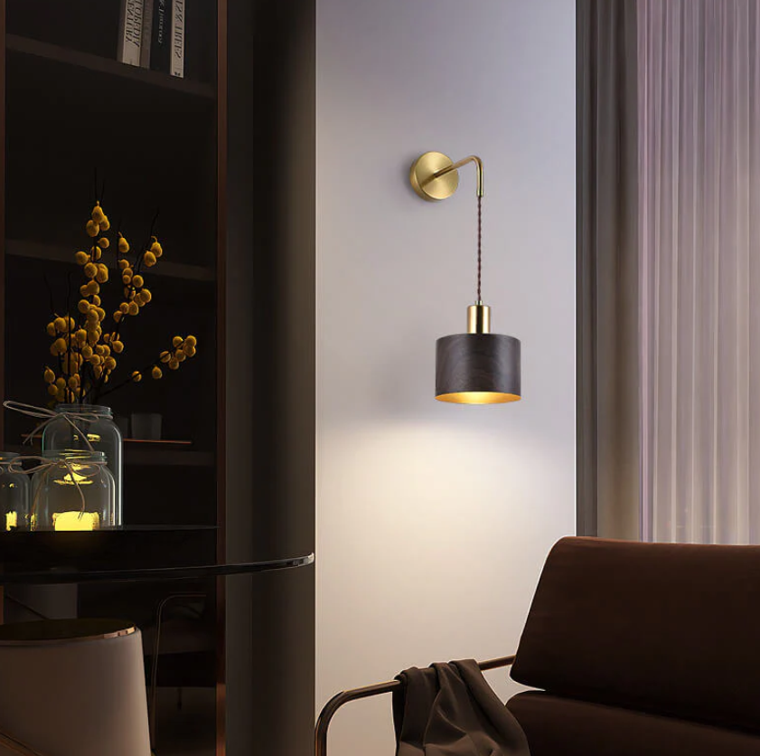 LjusHarmoni Vägglampa – Modern LED Vägglampa med Guldfot och Metallskärm