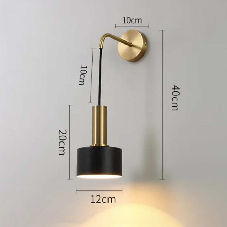 LjusHarmoni Vägglampa – Modern LED Vägglampa med Guldfot och Metallskärm