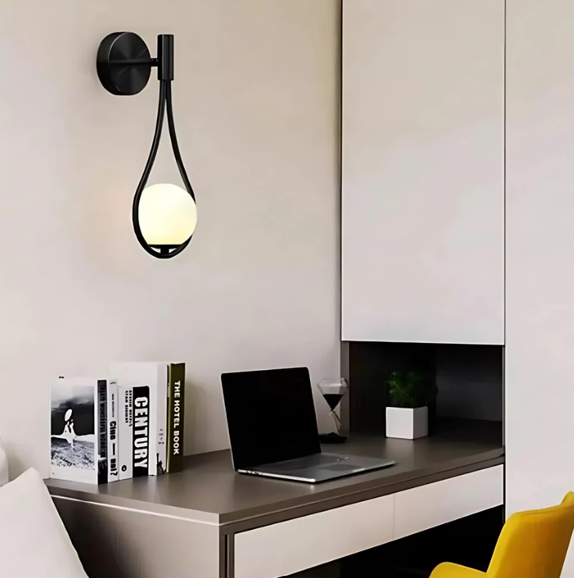 Gouttelettes Vägglampa – Dimmbar Designlampa i Glas och Metall för Inomhusbruk