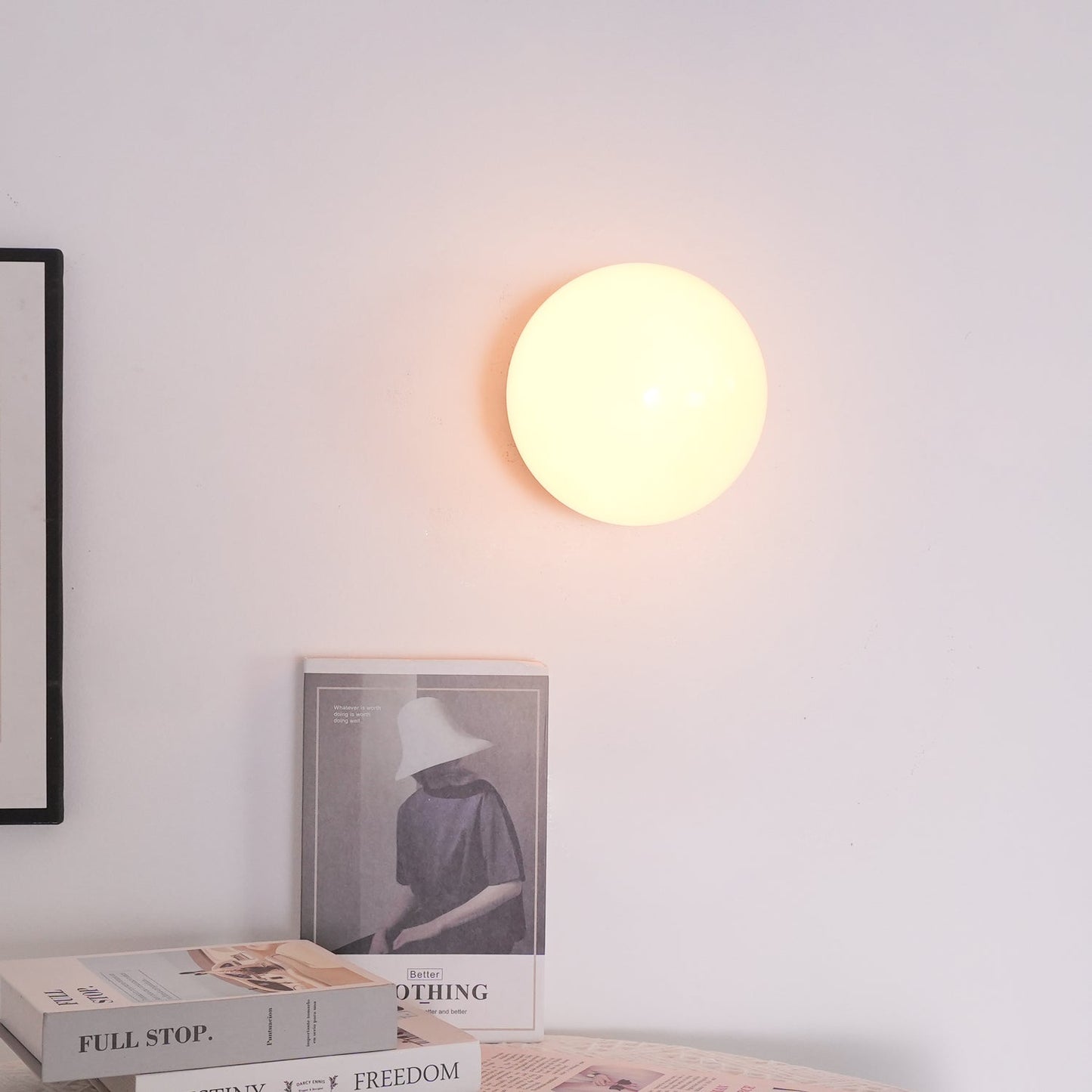 LjusHarmoni Vägglampa – Elegant Vägglampa i Glas och Metall för Mjuk Belysning