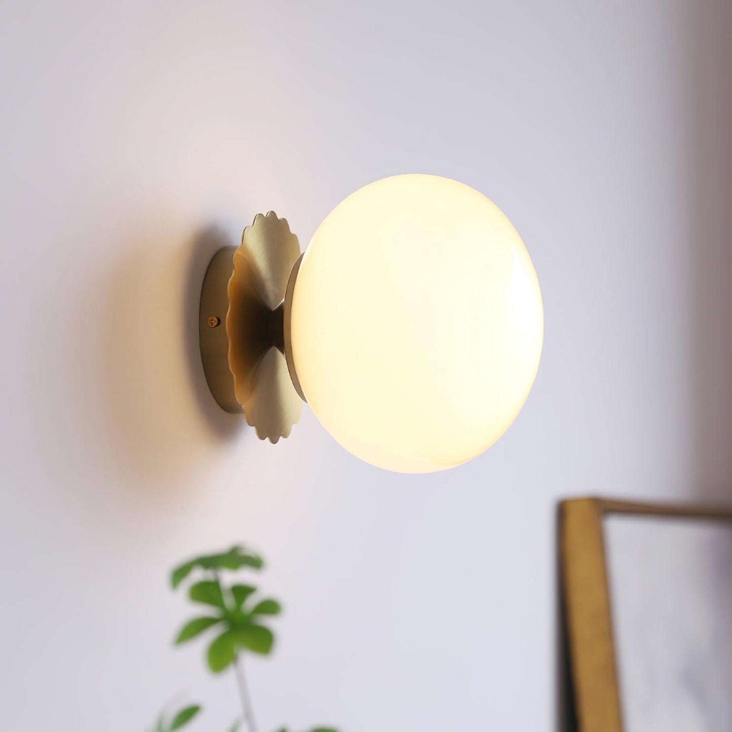 LjusHarmoni Vägglampa – Elegant Vägglampa i Glas och Metall för Mjuk Belysning