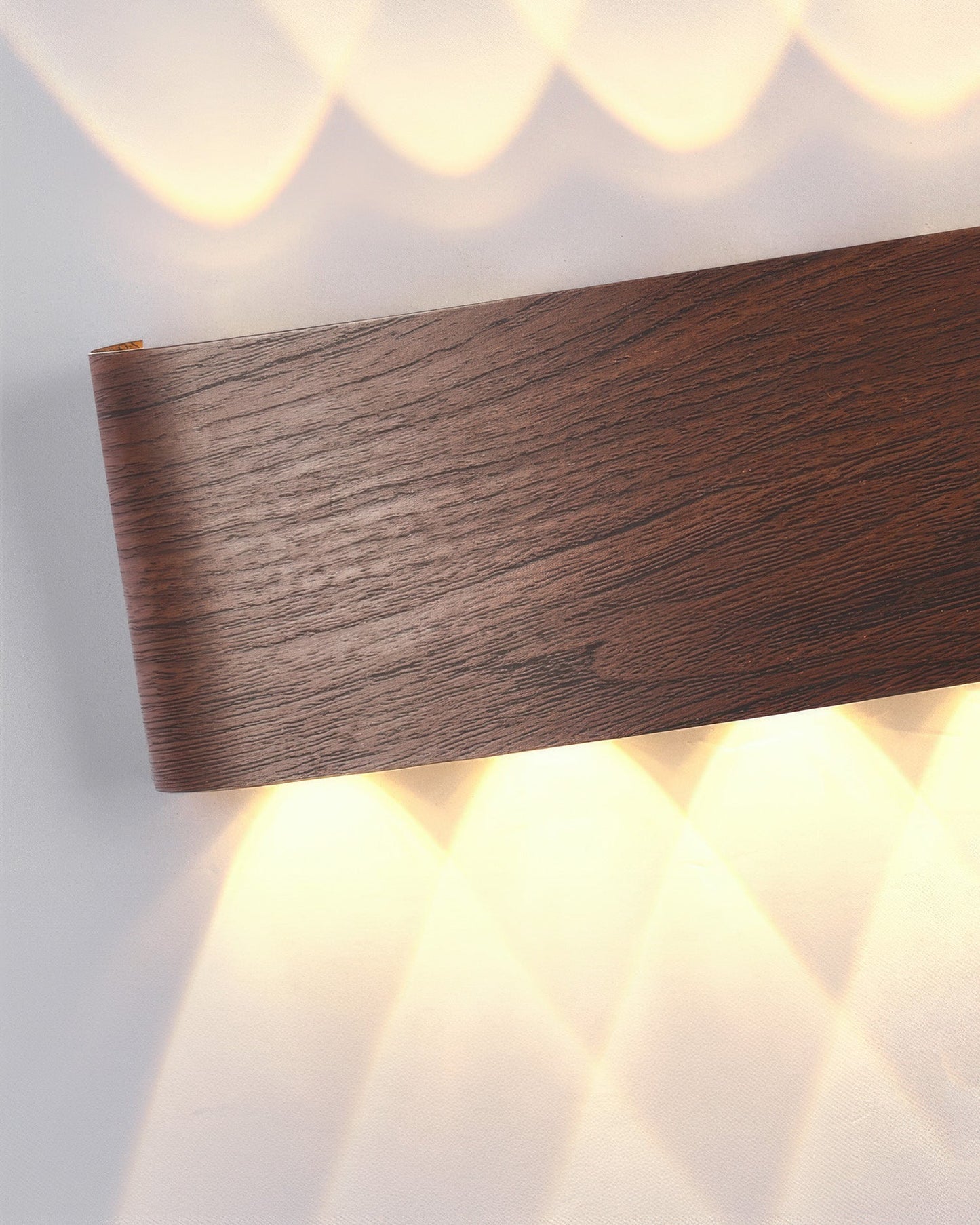WoodGlow Vägglampa – Väderbeständig Utomhuslampa med Träeffekt och Mjuk LED-belysning