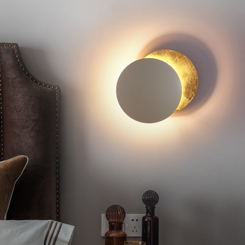 EclipseGlow Vägglampa – Justerbar LED Väggbelysning med Guldskivor