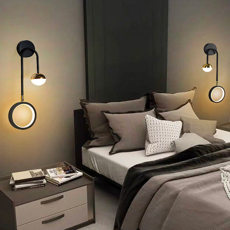 Lysandra Vägglampa – Elegant LED Vägglampa i Guld eller Svart Design