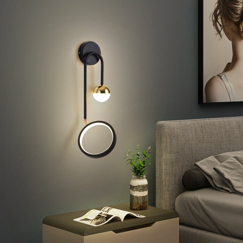 Lysandra Vägglampa – Elegant LED Vägglampa i Guld eller Svart Design