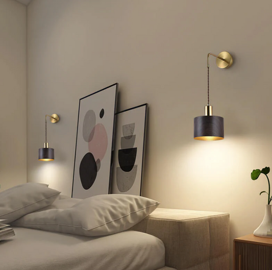 LjusHarmoni Vägglampa – Modern LED Vägglampa med Guldfot och Metallskärm