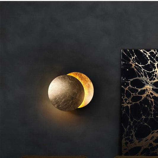 EclipseGlow Vägglampa – Justerbar LED Väggbelysning med Guldskivor