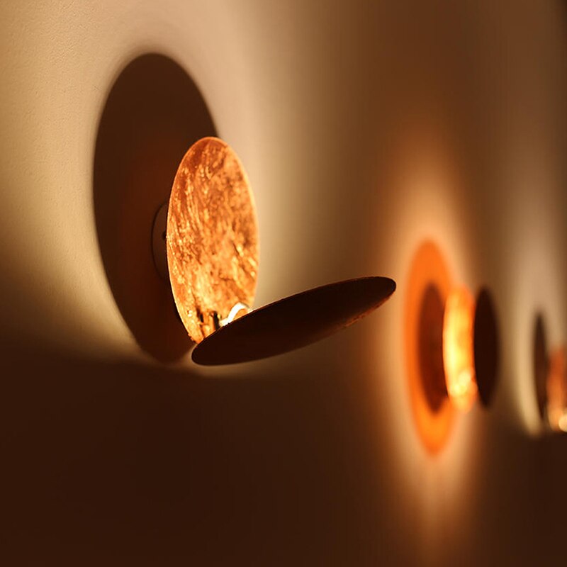 EclipseGlow Vägglampa – Justerbar LED Väggbelysning med Guldskivor