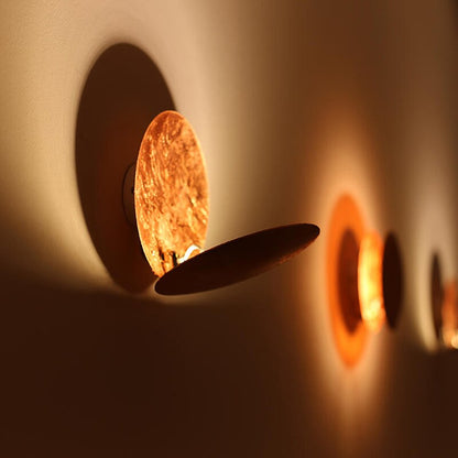 EclipseGlow Vägglampa – Justerbar LED Väggbelysning med Guldskivor