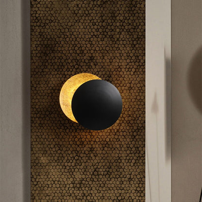 EclipseGlow Vägglampa – Justerbar LED Väggbelysning med Guldskivor