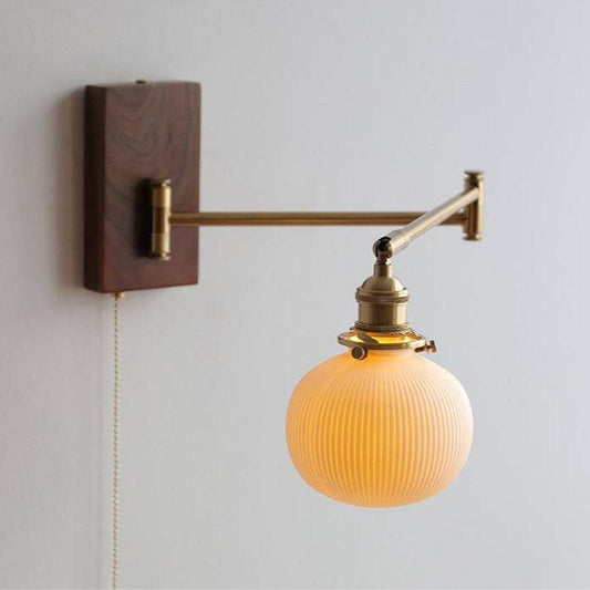 NordLjus Vägglampa – Designad Väggbelysning i Trä och Keramik